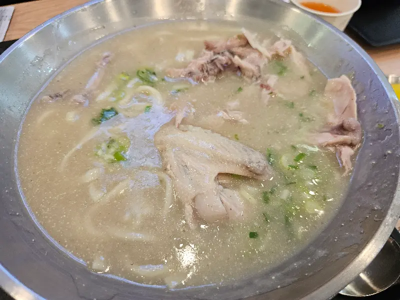 닭칼국수 속 닭고기