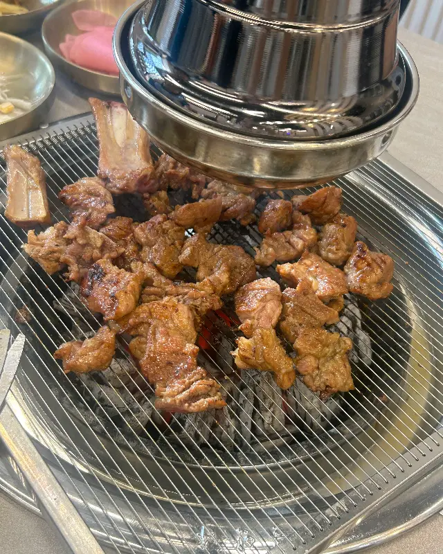 숯불 위에서 맛있게 익어가는 돼지갈비