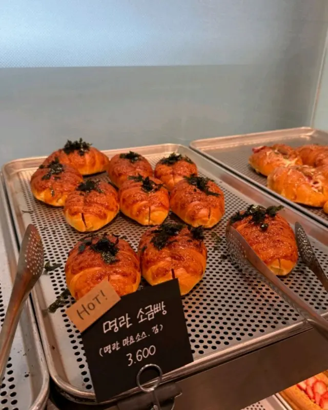 명란 소금빵 진열 모습