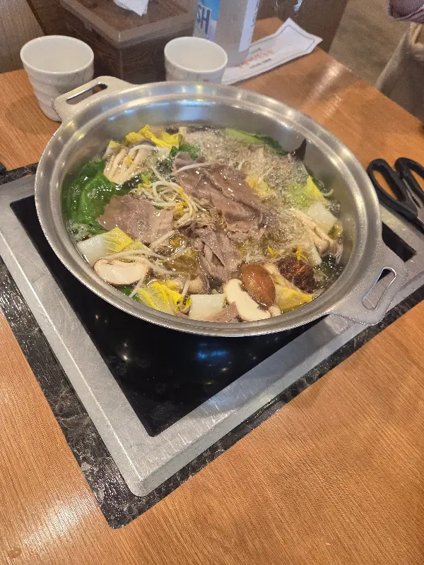 샤브샤브 냄비 안의 푸짐한 재료들