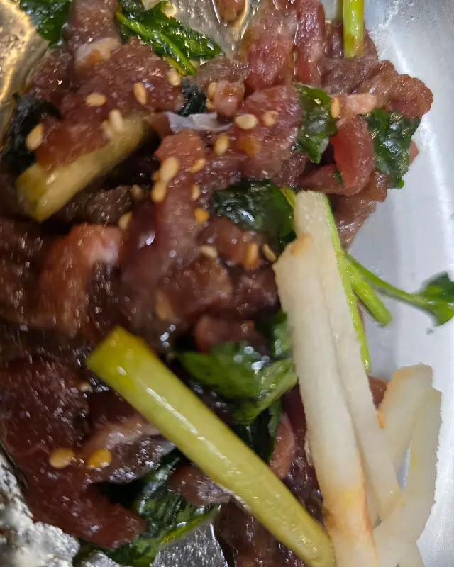 미나리와 함께 곁들여진 양념 갈비살