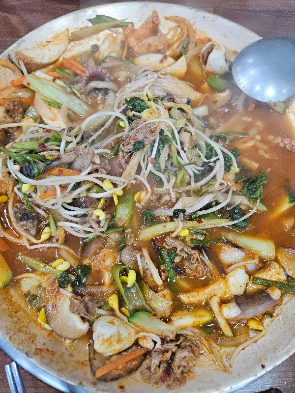 보글보글 끓는 낙지전골의 향연