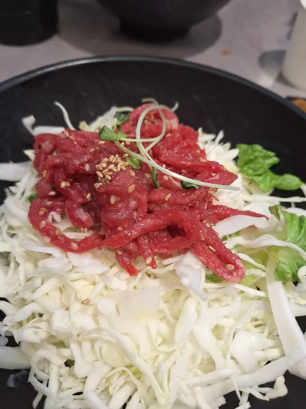 육회 덮밥의 정갈한 모습