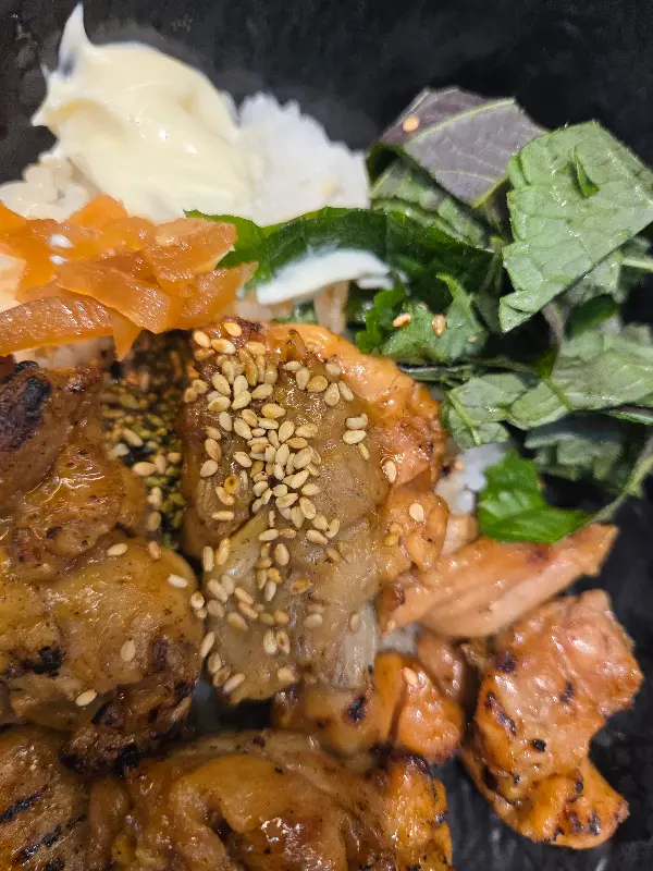 스테이크 덮밥의 풍성한 토핑