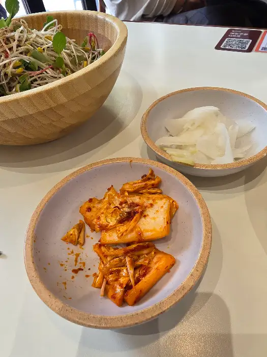 접시에 담긴 겉절이와 튀김 만두