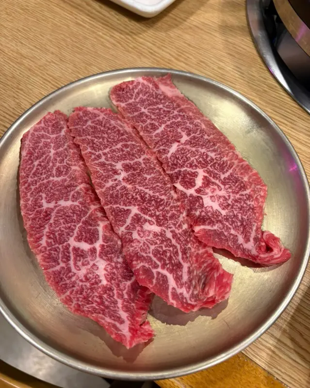 선명한 마블링이 돋보이는 한우