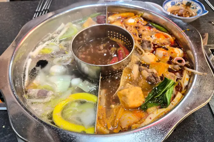 양분된 훠궈 냄비