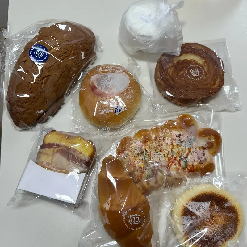 다양하게 포장된 빵들