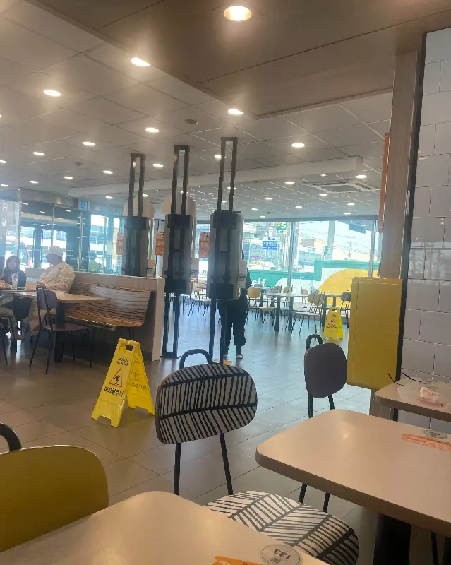 맥도날드 매장 내부 테이블 좌석