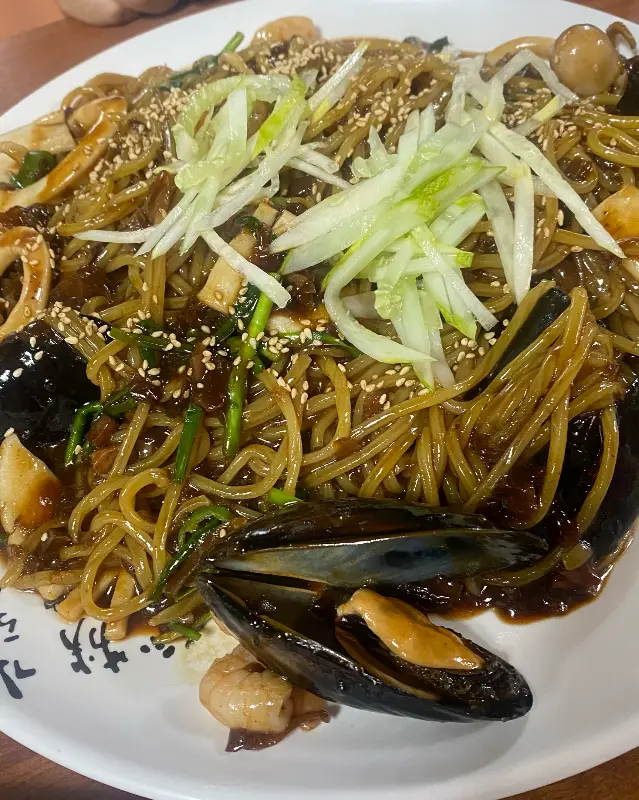 푸짐한 해산물이 들어간 짜장면