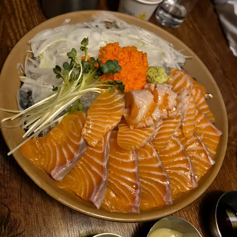 싱싱한 연어회 한 상