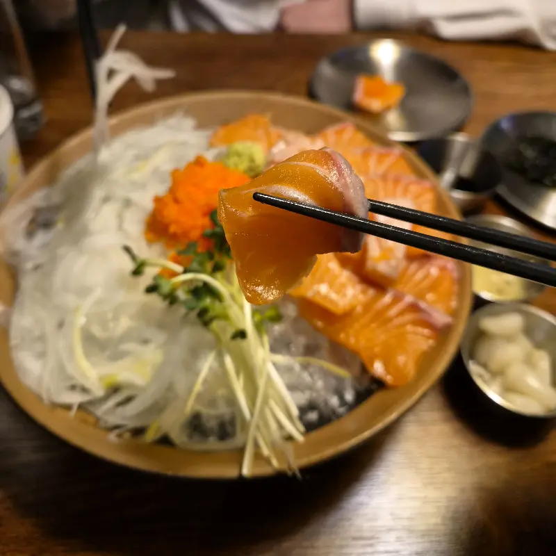 젓가락으로 집어올린 연어