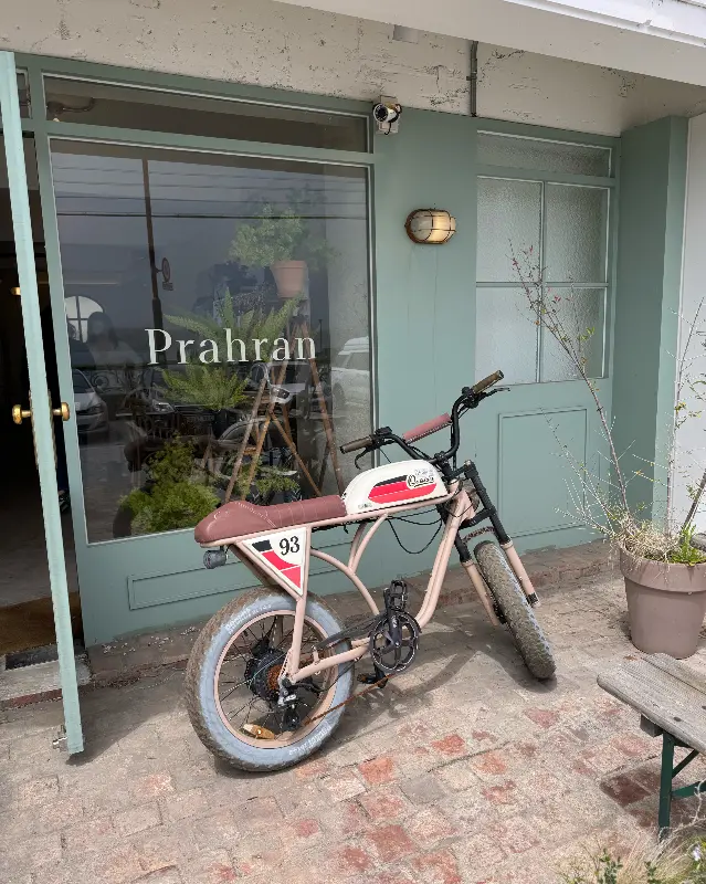 가게 앞에 세워진 자전거