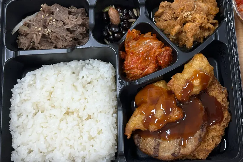 다양한 반찬이 담긴 도시락