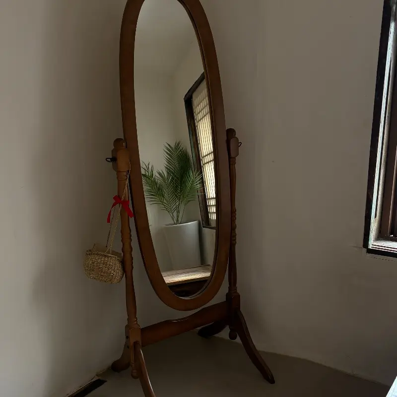 카페 내부에 놓인 전신 거울