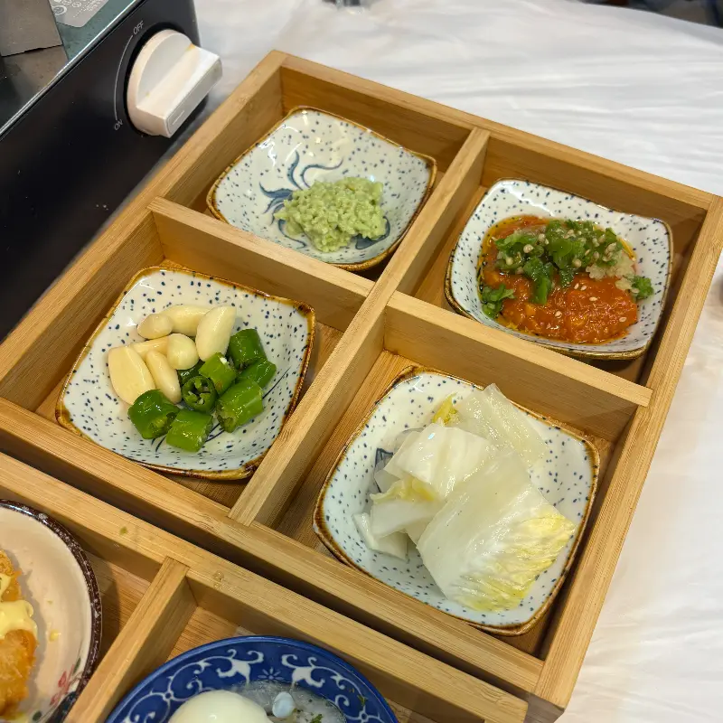 정갈하게 나무 상자에 담겨 나온 기본 찬들