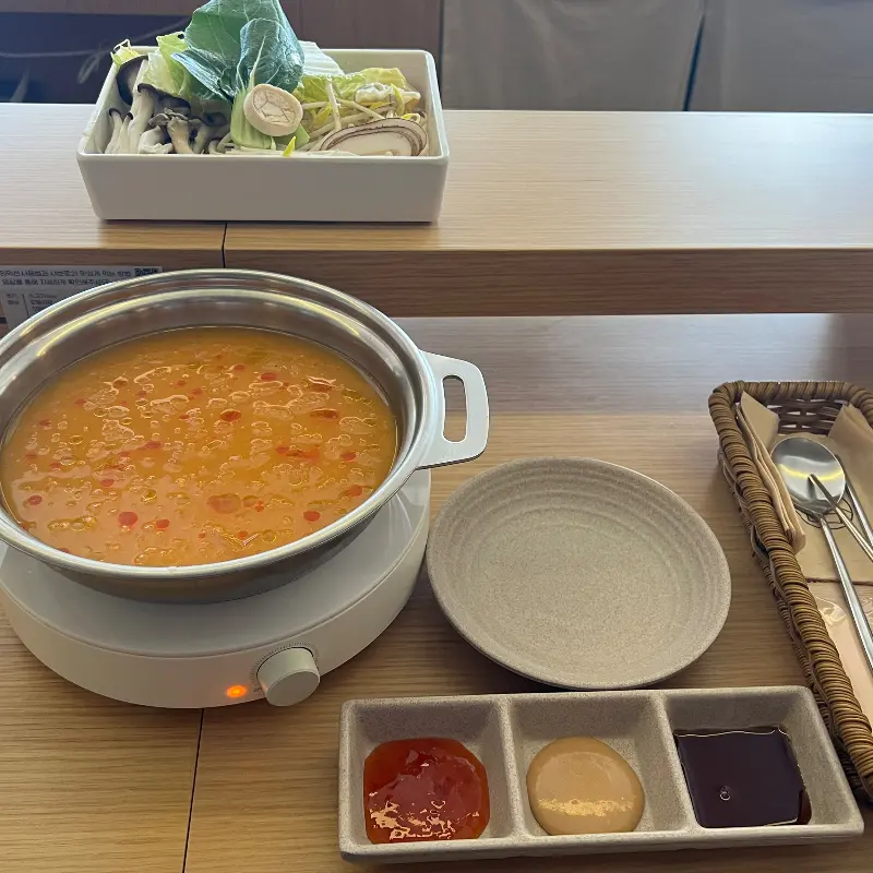 다양한 소스와 함께 즐기는 샤브샤브