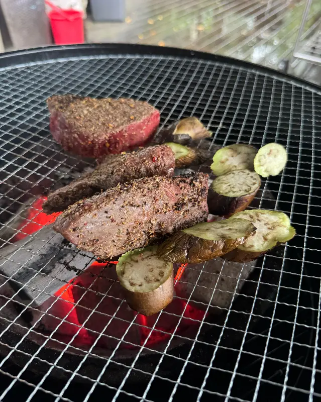 숯불 위에서 익어가는 고기