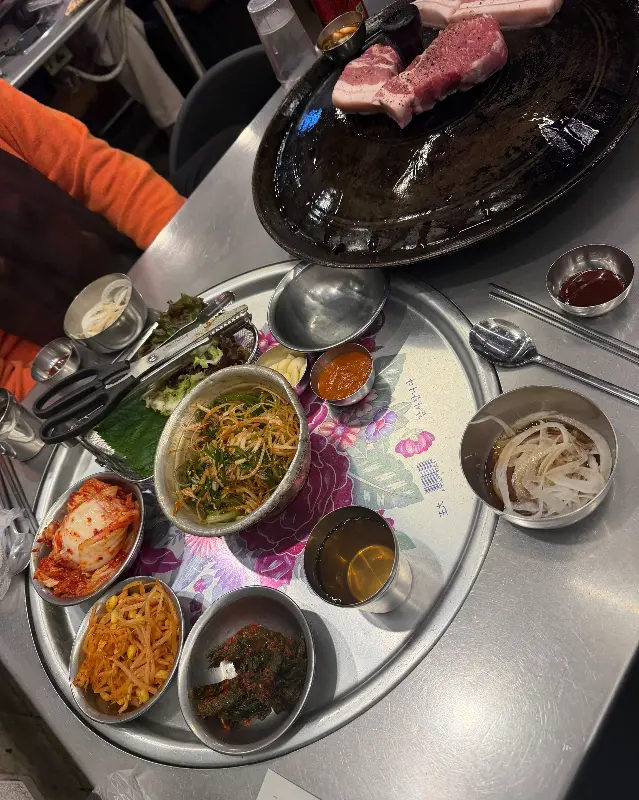 다채로운 밑반찬과 삼겹살의 조화