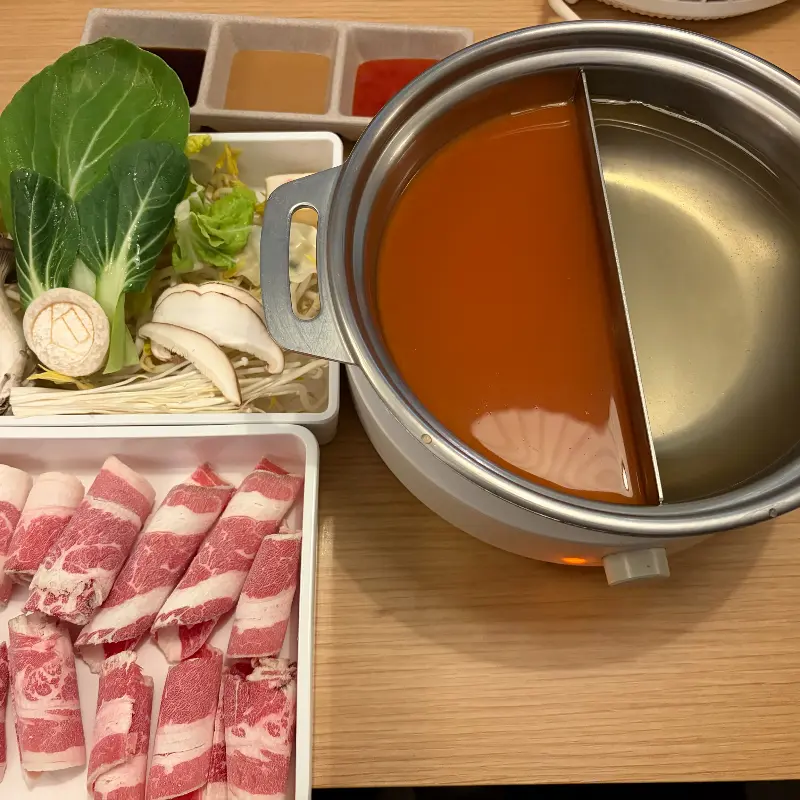 두 가지 육수를 한 번에 즐길 수 있는 냄비