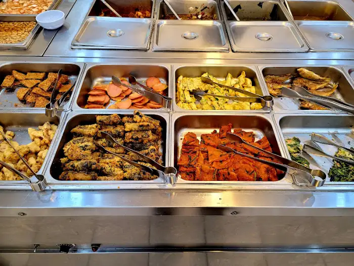뷔페 음식 진열대 모습 2