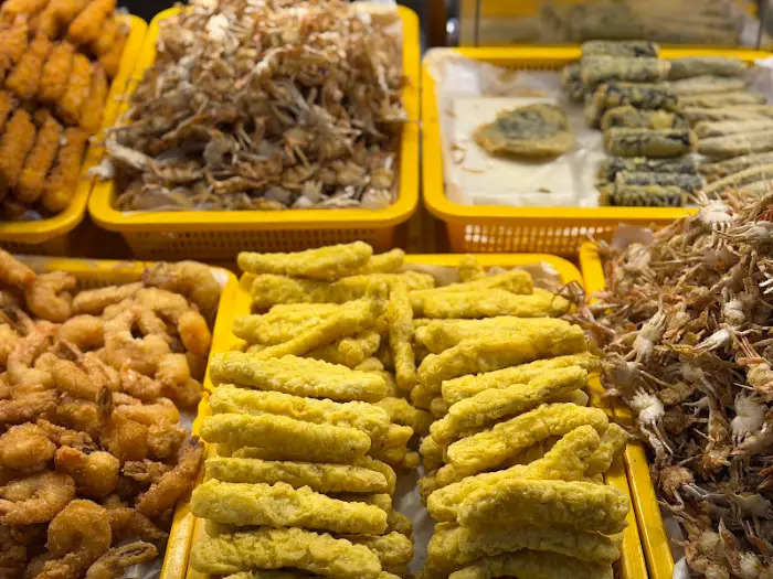 다양한 튀김류가 담긴 통