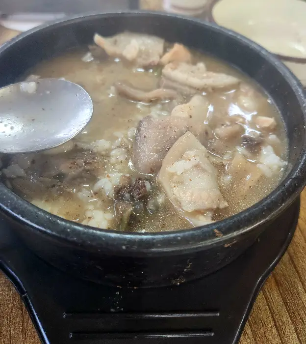 김이 모락모락 나는 순대국에 큼직한 순대 몇 점이 보인다.