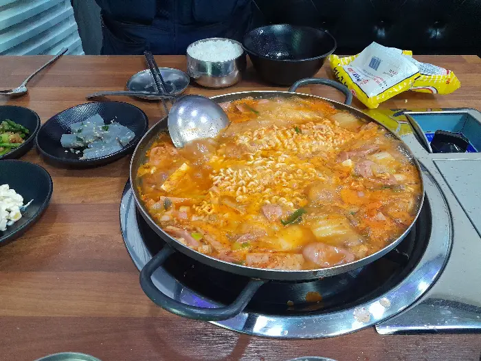 보글보글 끓고 있는 부대찌개
