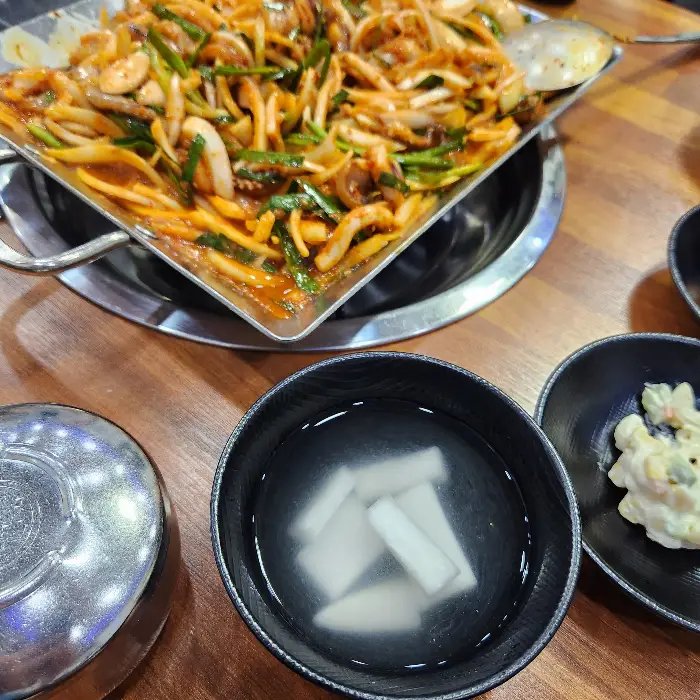 메인 메뉴와 곁들여진 반찬