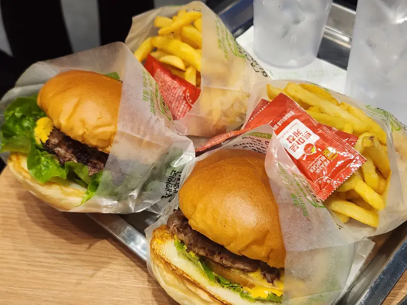 프랭크버거와 감자튀김