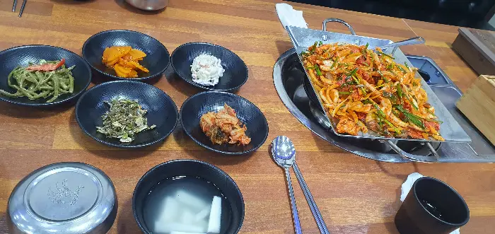 다양한 반찬과 메인 메뉴