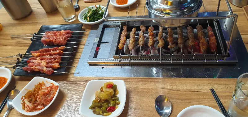 푸짐한 양꼬치 한 상 차림