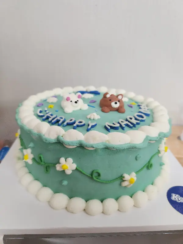 귀여운 곰돌이 캐릭터가 장식된 케이크