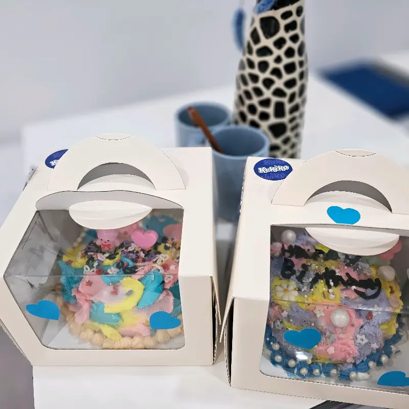 다양한 디자인으로 꾸며진 도시락 케이크