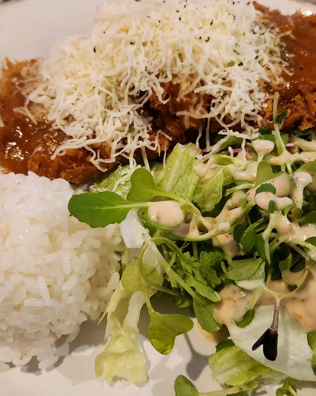 눈꽃 치즈가 듬뿍 올려진 돈까스