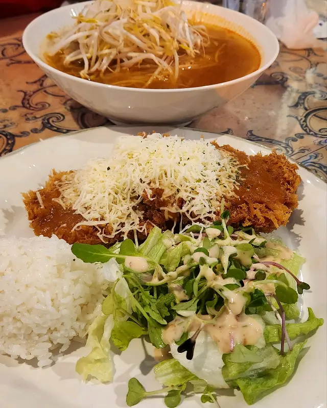 돈까스와 쌀국수 한 상 차림