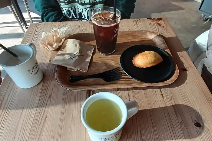 주문한 커피와 머핀이 담긴 쟁반