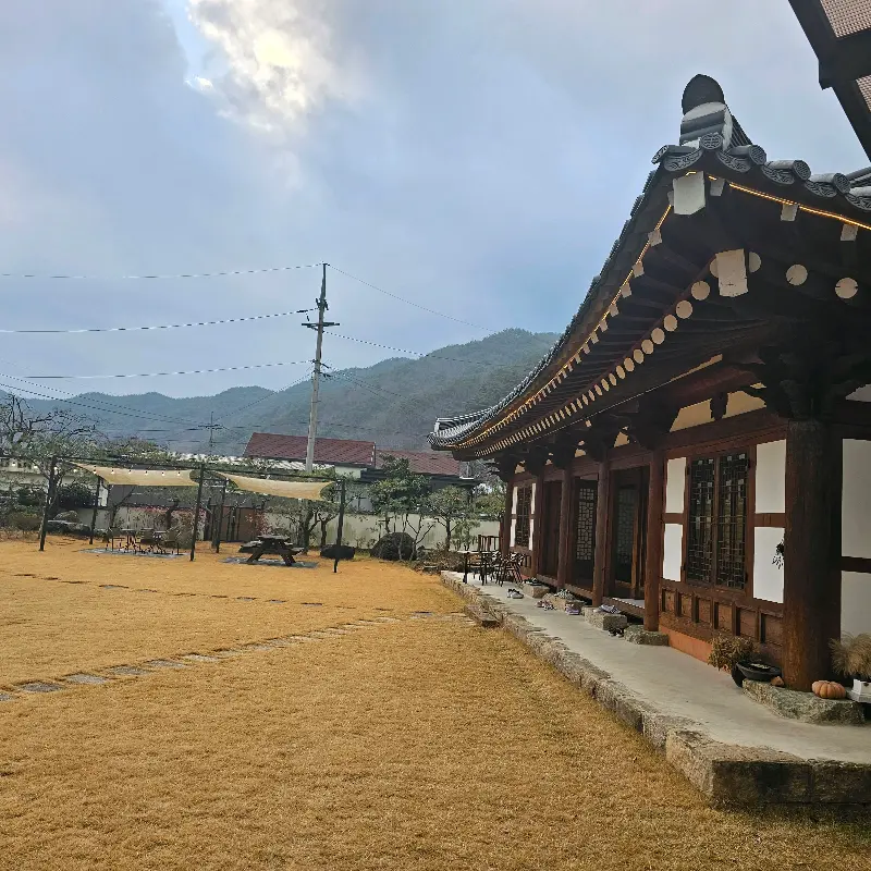 겨울의 한옥 카페 소나무 전경. 고즈넉한 분위기가 더욱 깊어진다.