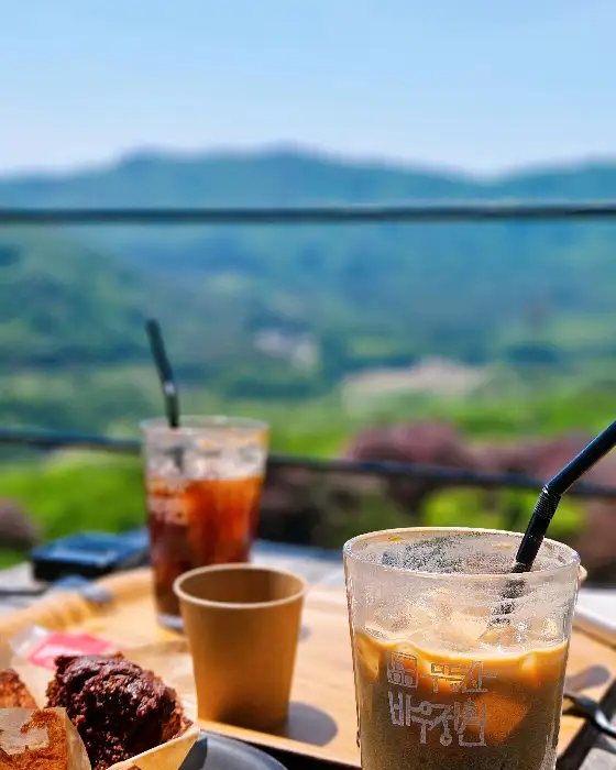 카페 내부의 다양한 좌석 배치