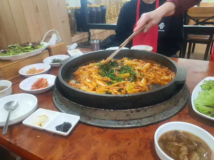 닭갈비를 볶으며 곁들여 먹는 쌈채소