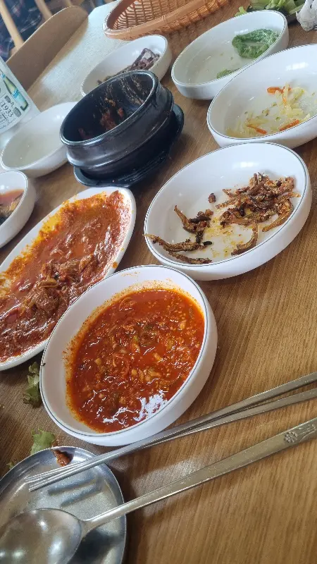 정갈하게 담겨 나오는 반찬들