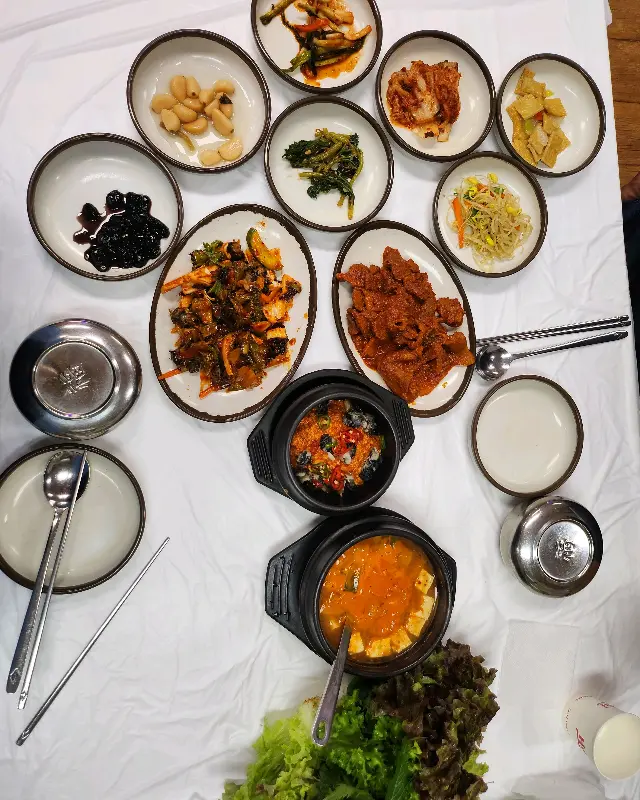 다양한 종류의 반찬들