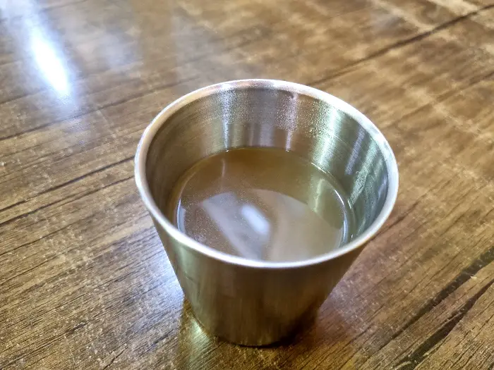 스테인리스 컵에 담긴 따뜻한 온육수.