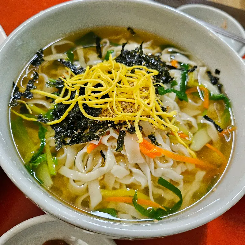 칼국수의 따뜻함이 느껴지는 이미지