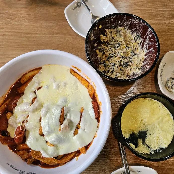 치즈가 녹아내린 떡볶이와 계란찜