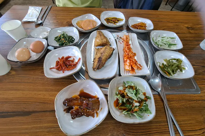 다양한 반찬들이 한 상 가득 차려진 모습