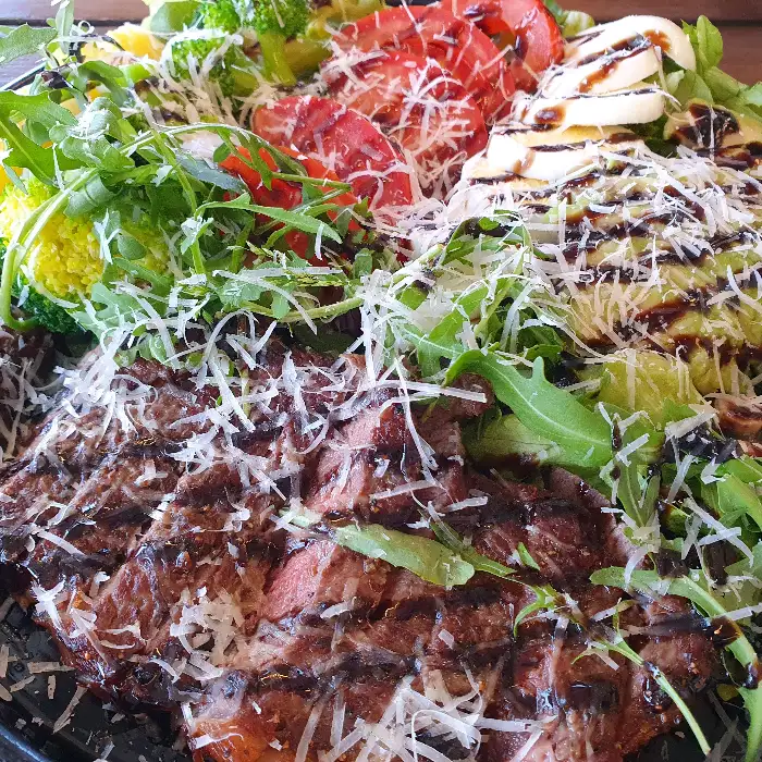 비스트로 앤 공주점의 풍성한 샐러드