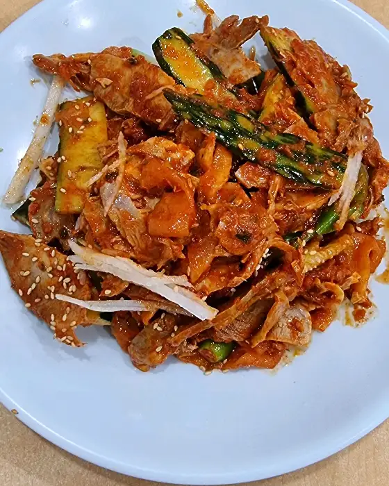 접시에 담긴 수육무침 사진