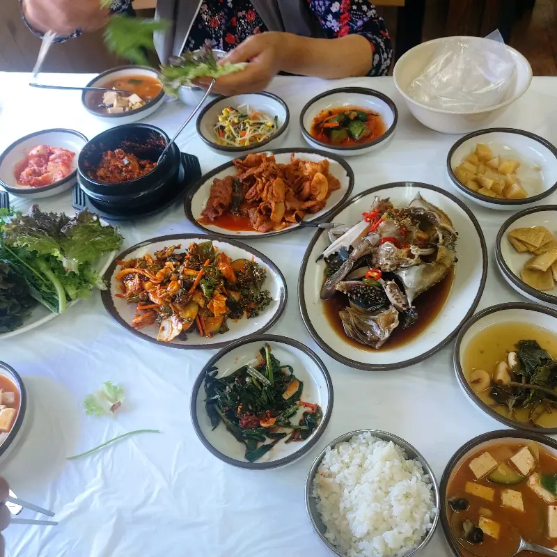 쌈을 싸 먹는 모습