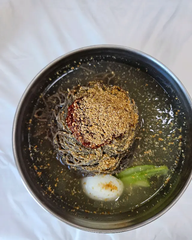 놋그릇에 담겨 나온 물막국수